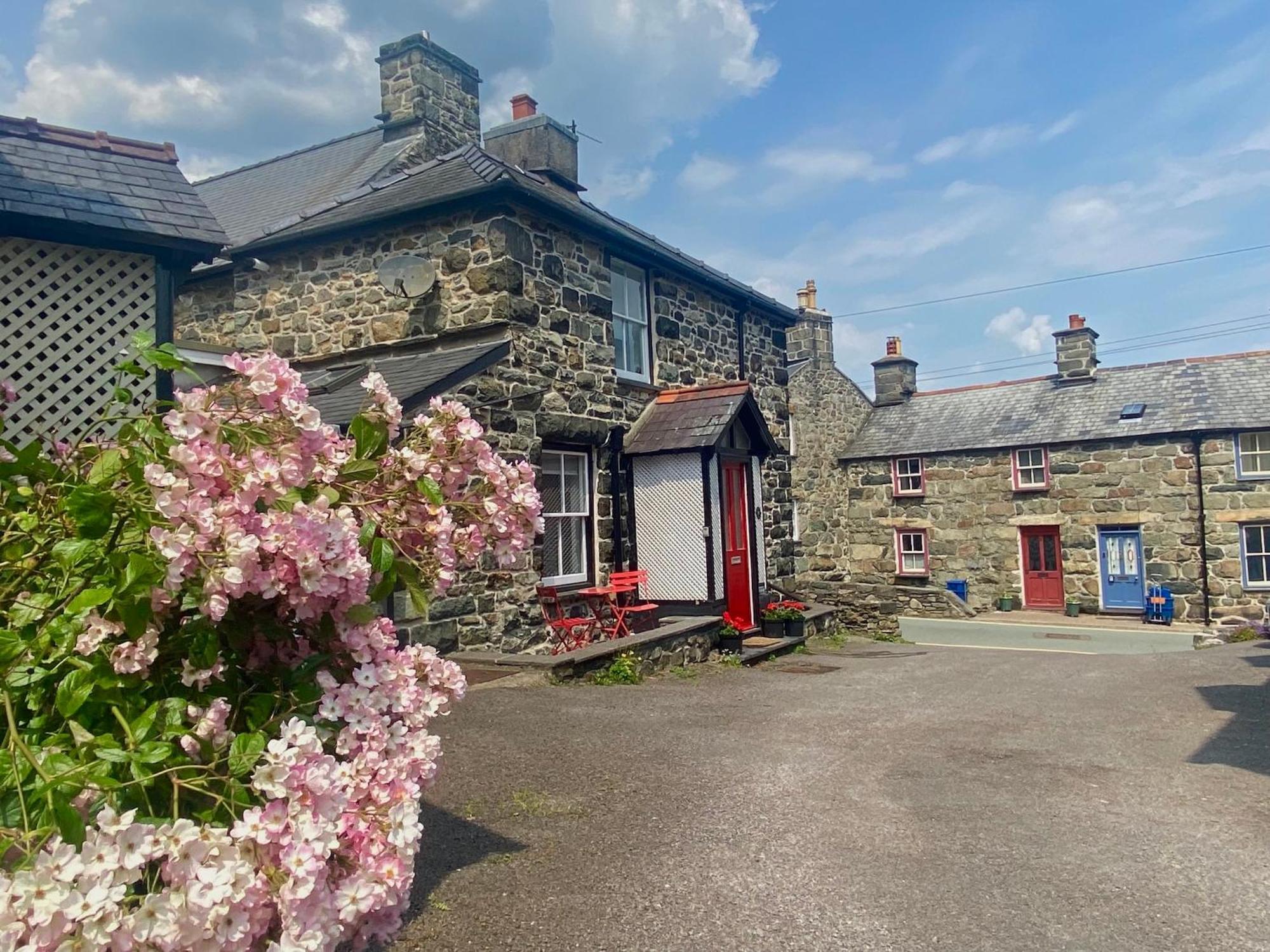 Cottage In The Heart Of Dolgellau Exterior photo